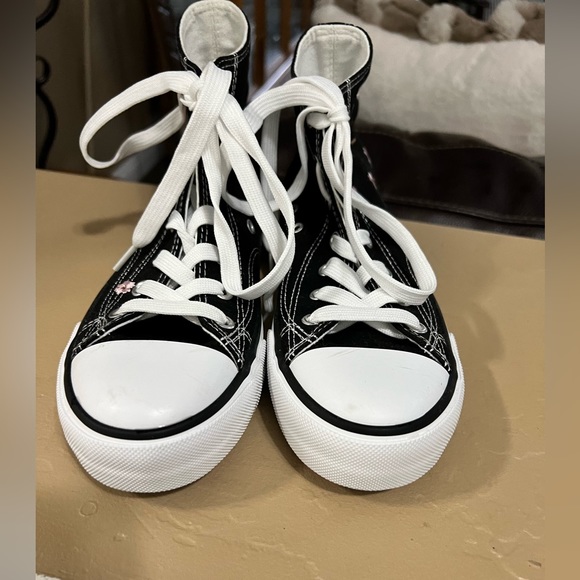 Amazon Shoes - Gently used Womens high top shoes